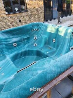 Canadian Spa Co Jacuzzi Hot Tub