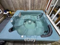 Canadian Spa Co Jacuzzi Hot Tub 7ft X 7ft with Steps