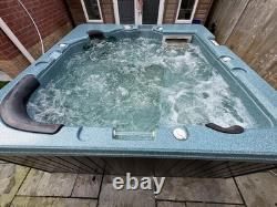 Canadian Spa Co Jacuzzi Hot Tub 7ft X 7ft with Steps