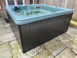 Canadian Spa Co Jacuzzi Hot Tub 7ft X 7ft with Steps