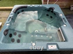 Canadian Spa Co Jacuzzi Hot Tub 7ft X 7ft with Steps