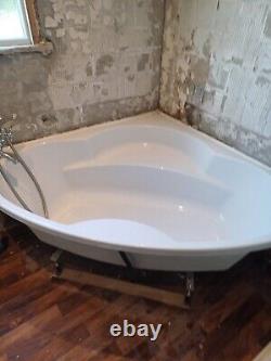 Corner Bathtub Used Excellent Condition