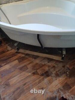 Corner Bathtub Used Excellent Condition