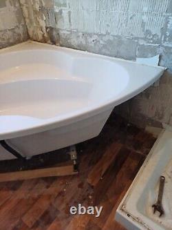 Corner Bathtub Used Excellent Condition