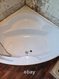 Corner Bathtub Used Excellent Condition