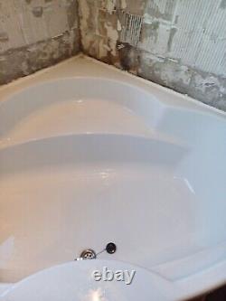 Corner Bathtub Used Excellent Condition