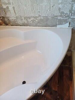 Corner Bathtub Used Excellent Condition