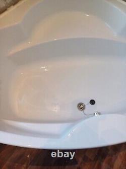 Corner Bathtub Used Excellent Condition