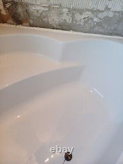 Corner Bathtub Used Excellent Condition