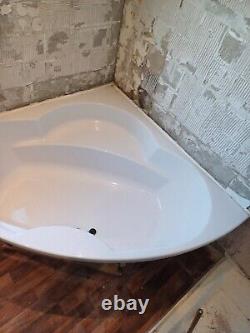 Corner Bathtub Used Excellent Condition