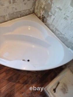 Corner Bathtub Used Excellent Condition