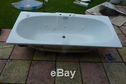 Double ended white jacuzzi bath. Fits two