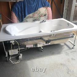 Jacuzzi bath (single person) great condition (hardly used). Perfect withorder