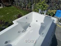 L shaped jacuzzi bath