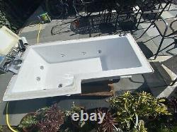 L shaped jacuzzi bath