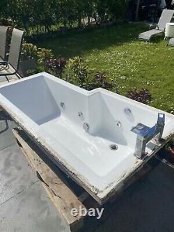 L shaped jacuzzi bath