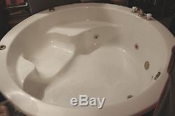 Large round Jacuzzi bath in good condition