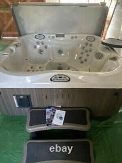 Stunning Jacuzzi J335 Hot Tub Spa 4-5 Seat with Sound System, Steps, Cover