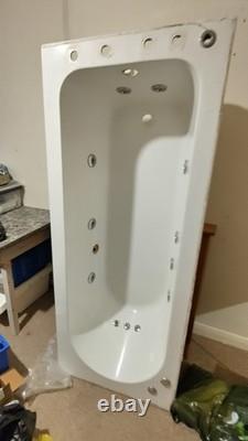 Whirlpool-style bathtub (RRP £700)