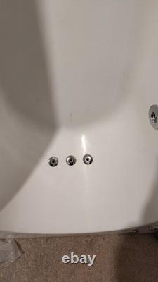 Whirlpool-style bathtub (RRP £700)